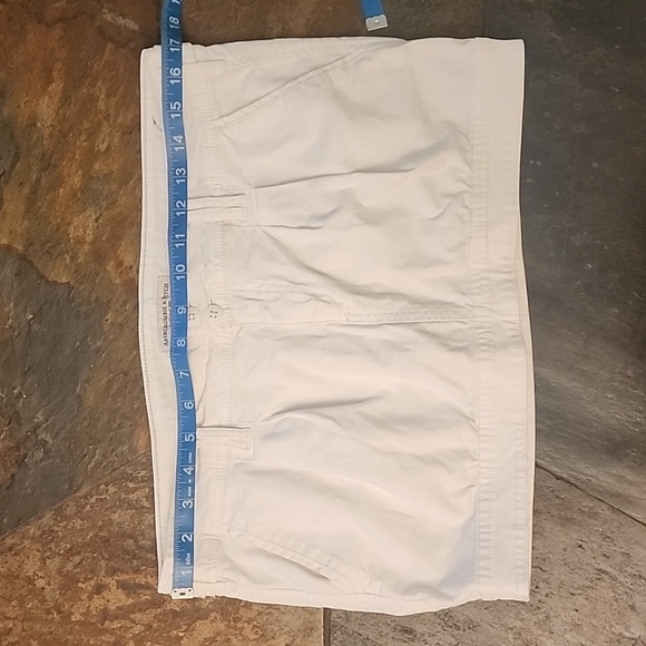 Abercrombie & Fitch Low-Rise Mini Skirt. Size:6 - Picture 3 of 8